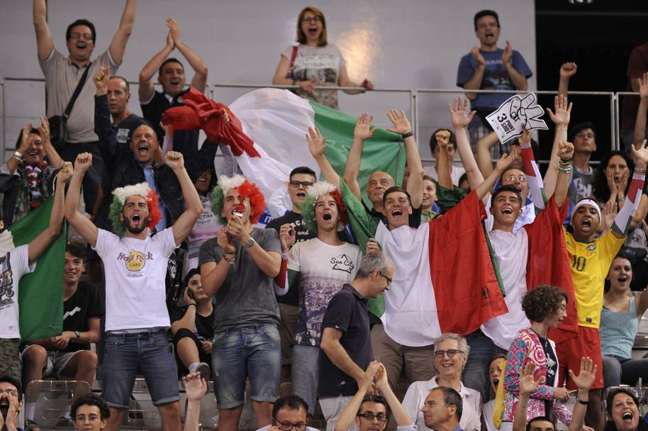 Grande tifo per gli azzurri a Torino, nella partita d&#39;avvio del Preolimpico